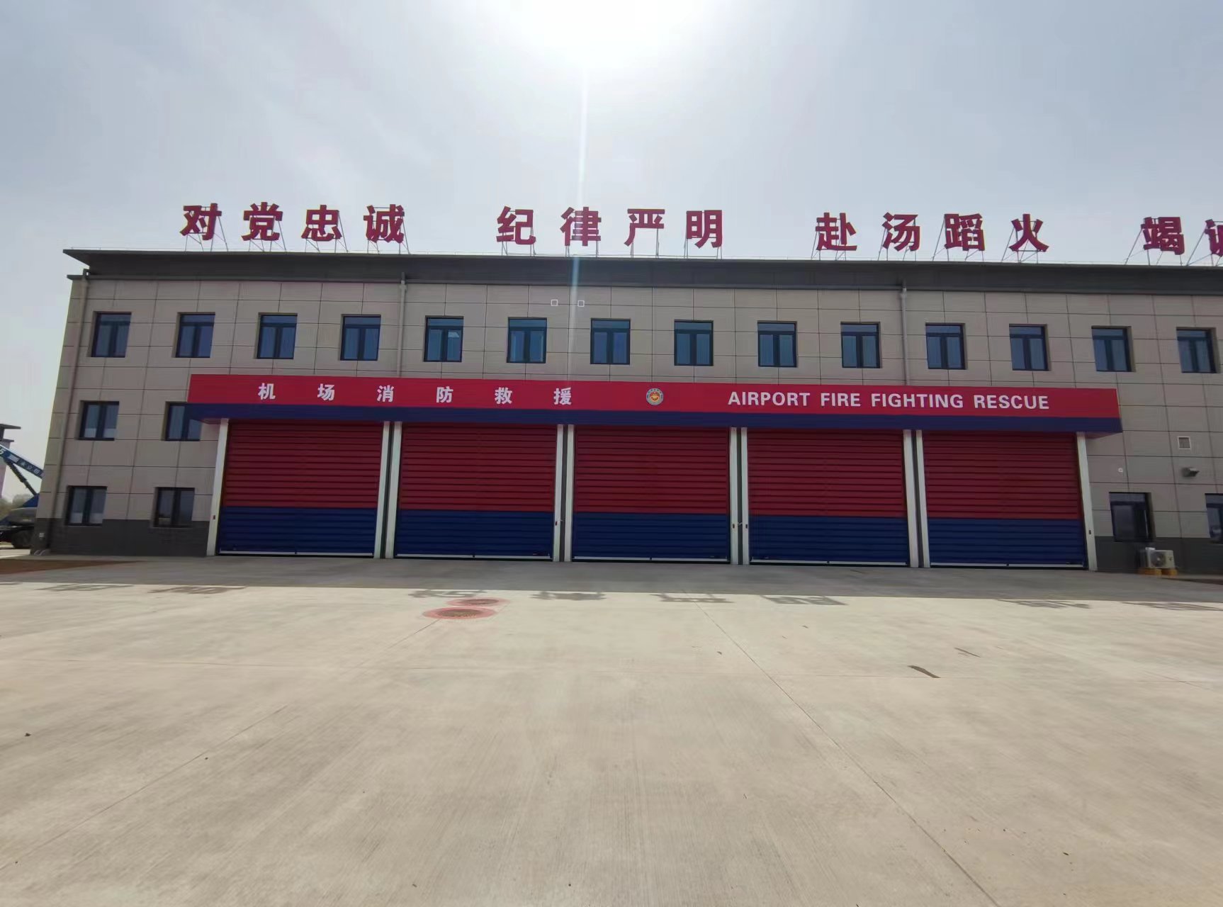 機(jī)場消防車庫門.jpg